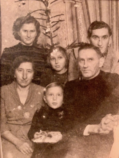 ca. 1951 in Landshut Heinz Winbeck (vorne in der Mitte) mit seinen Eltern und seinen Geschwistern, von links nach rechts: <br> Paula, Rita und Franz  © Gerhilde Winbeck