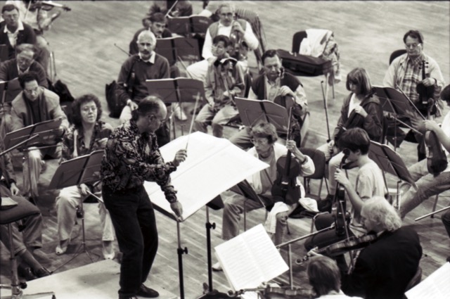 Bonn: Dennis Russel Davies probt mit den Streichern die IV. Sinfonie <br> © Stadtarchiv und Stadthistorische Bibliothek Bonn, Fotograf: Friedhelm Schulz